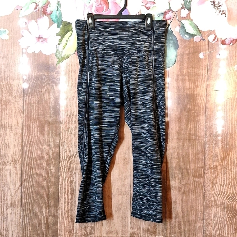 CHAMPION SIZE MEDIUM CROPPED LEGGINGS BLACK AND GRAY